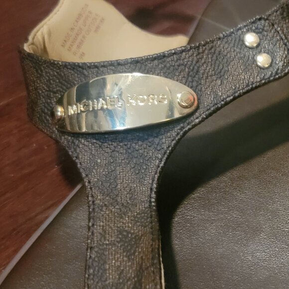 Michael Kors Logo Plaque Sandal - Picture 6 of 16